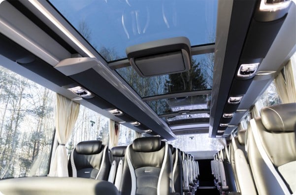 Bussin sisätilat istuimilla ja kattoikkunalla.