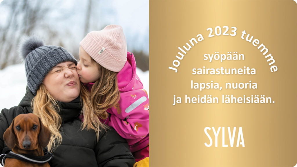 Nainen suutelee koiraansa lumessa.